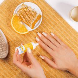 Victoria Vynn SERUM ODŻYWCZO-NAPRAWCZE z ekstraktem z miodu manuka i mleczkiem pszczelim 15 ml